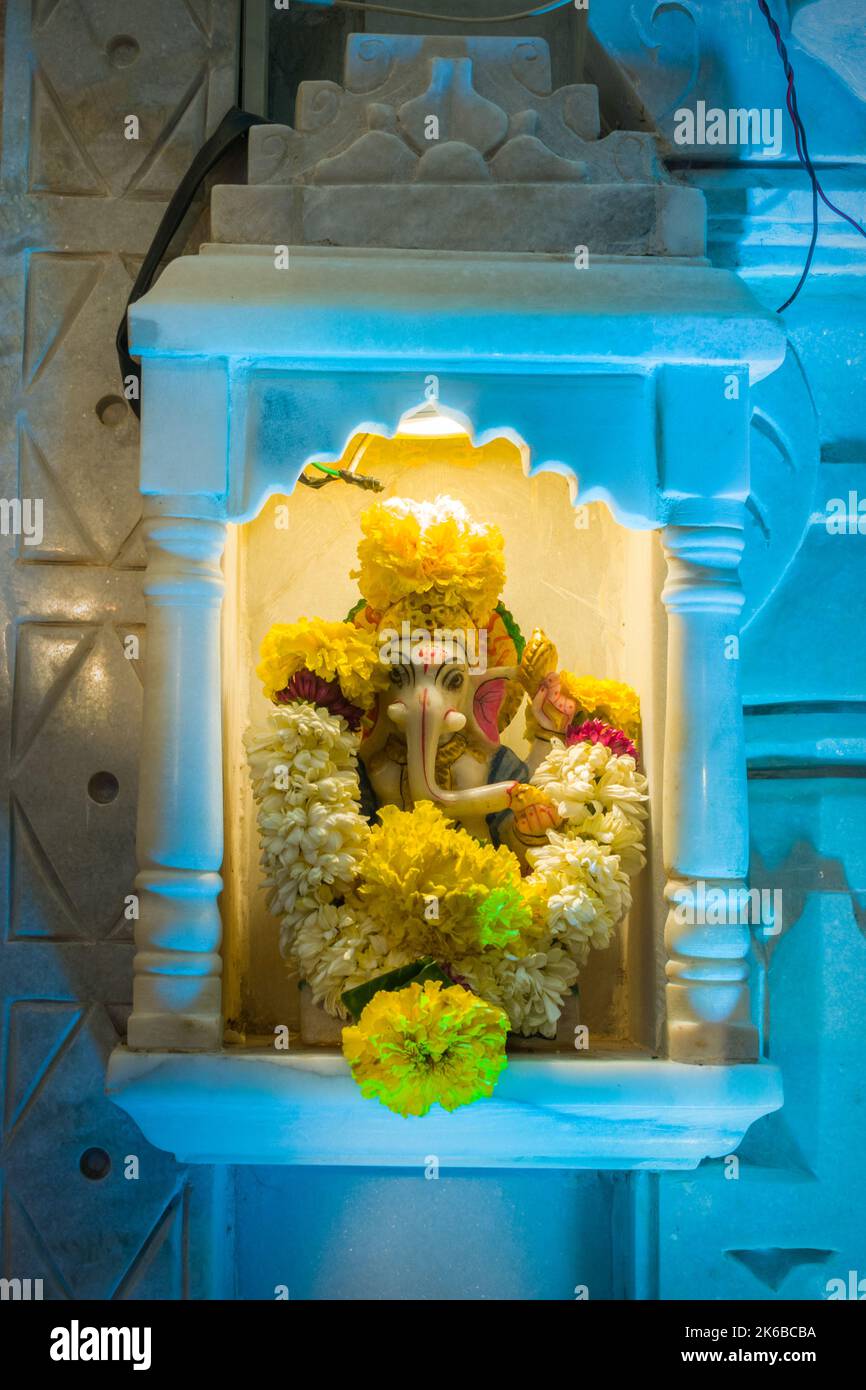 Un piccolo idolo del Signore Ganesha che è adorato in un tempio a Mumbai, India Foto Stock