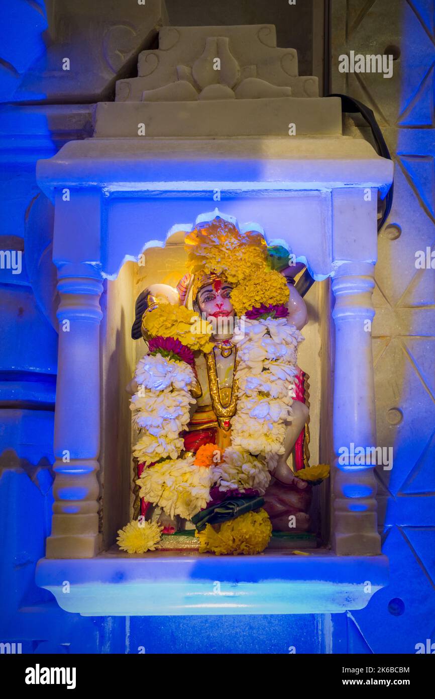 Un piccolo idolo del Signore Hanuman che è adorato in un tempio a Mumbai, India Foto Stock