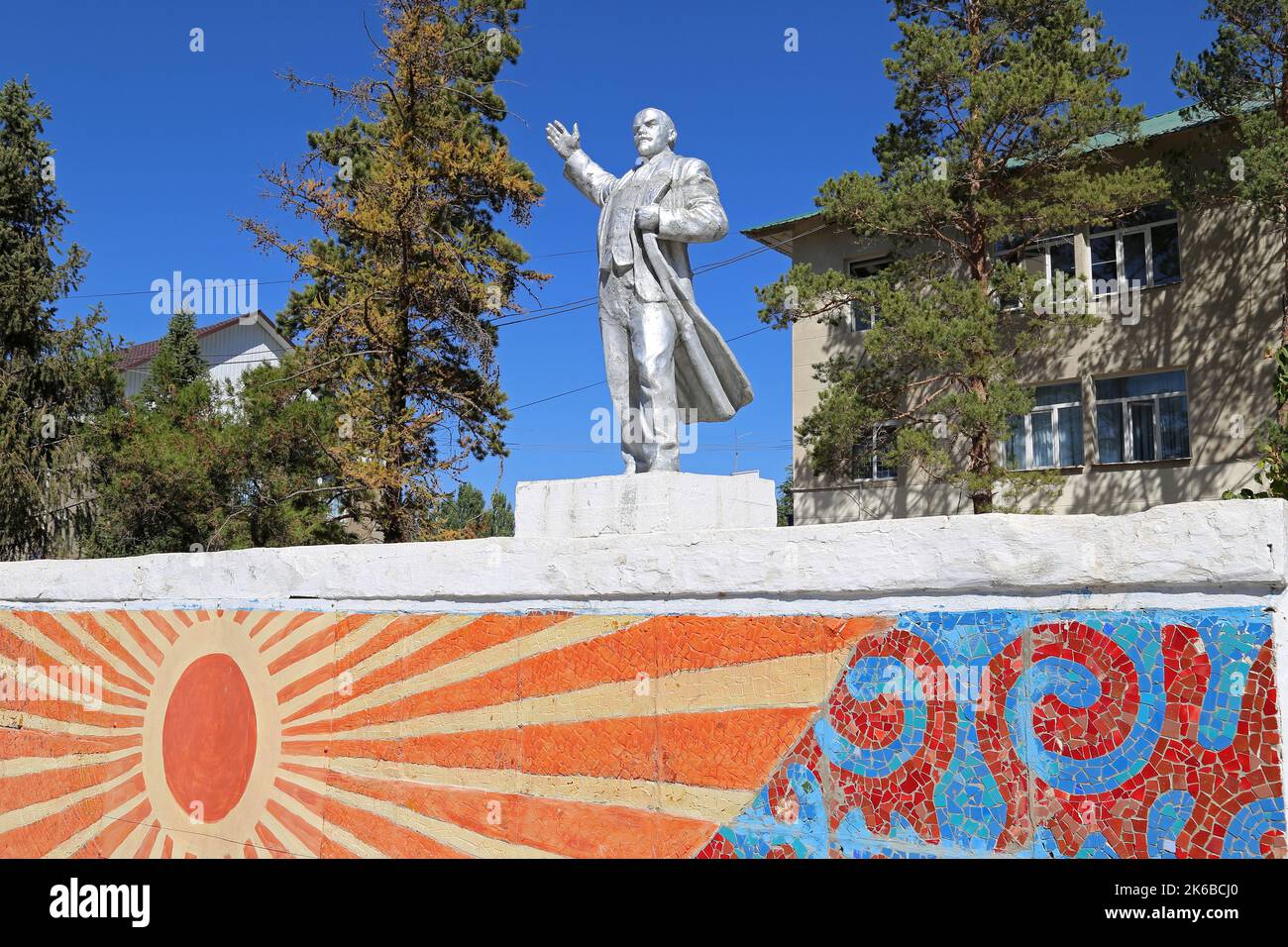 Statua di Vladimir Lenin (1870-1924), Isakeeva Street, Kochkor, Regione di Naryn, Kirghizistan, Asia centrale Foto Stock