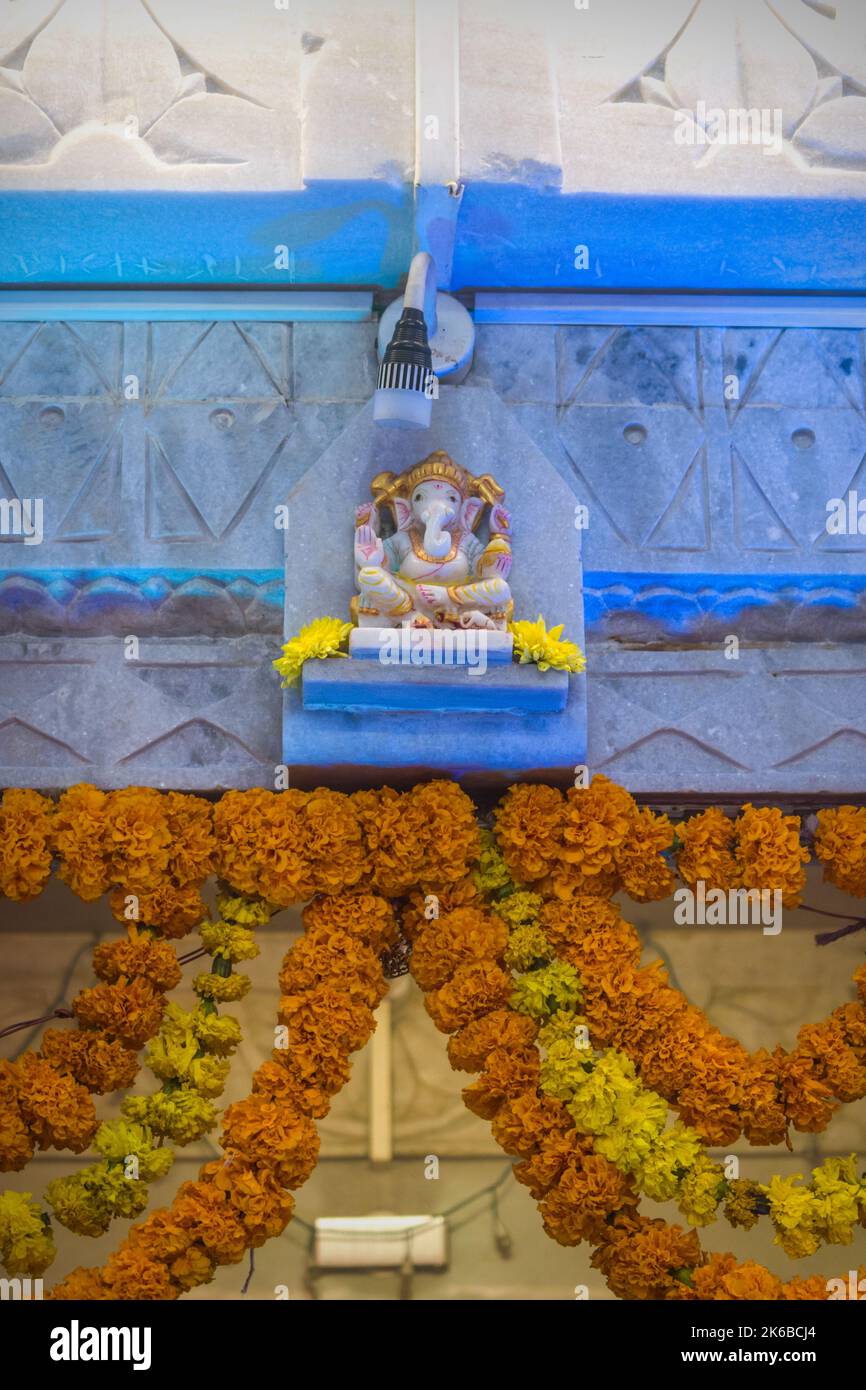 Un piccolo idolo del Signore Ganesha che è adorato in un tempio a Mumbai, India Foto Stock
