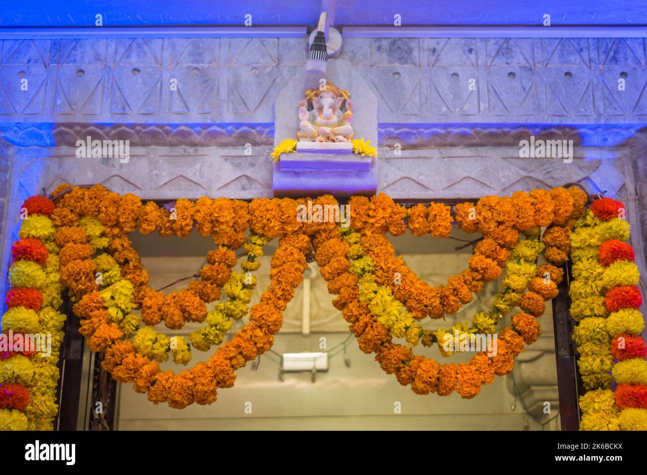 Un piccolo idolo del Signore Ganesha che è adorato in un tempio a Mumbai, India Foto Stock