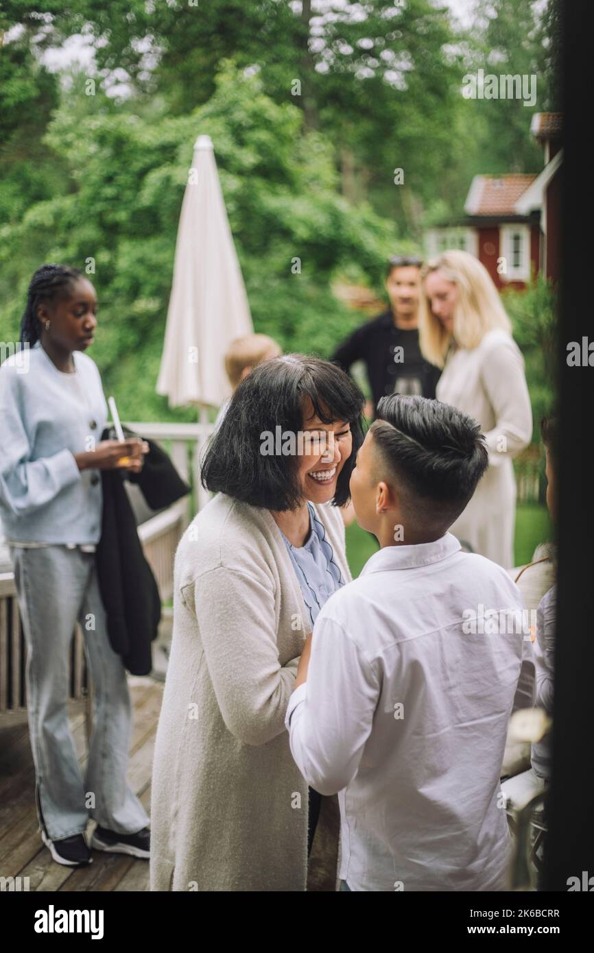 Nonna felice che guarda il nipote alla festa Foto Stock