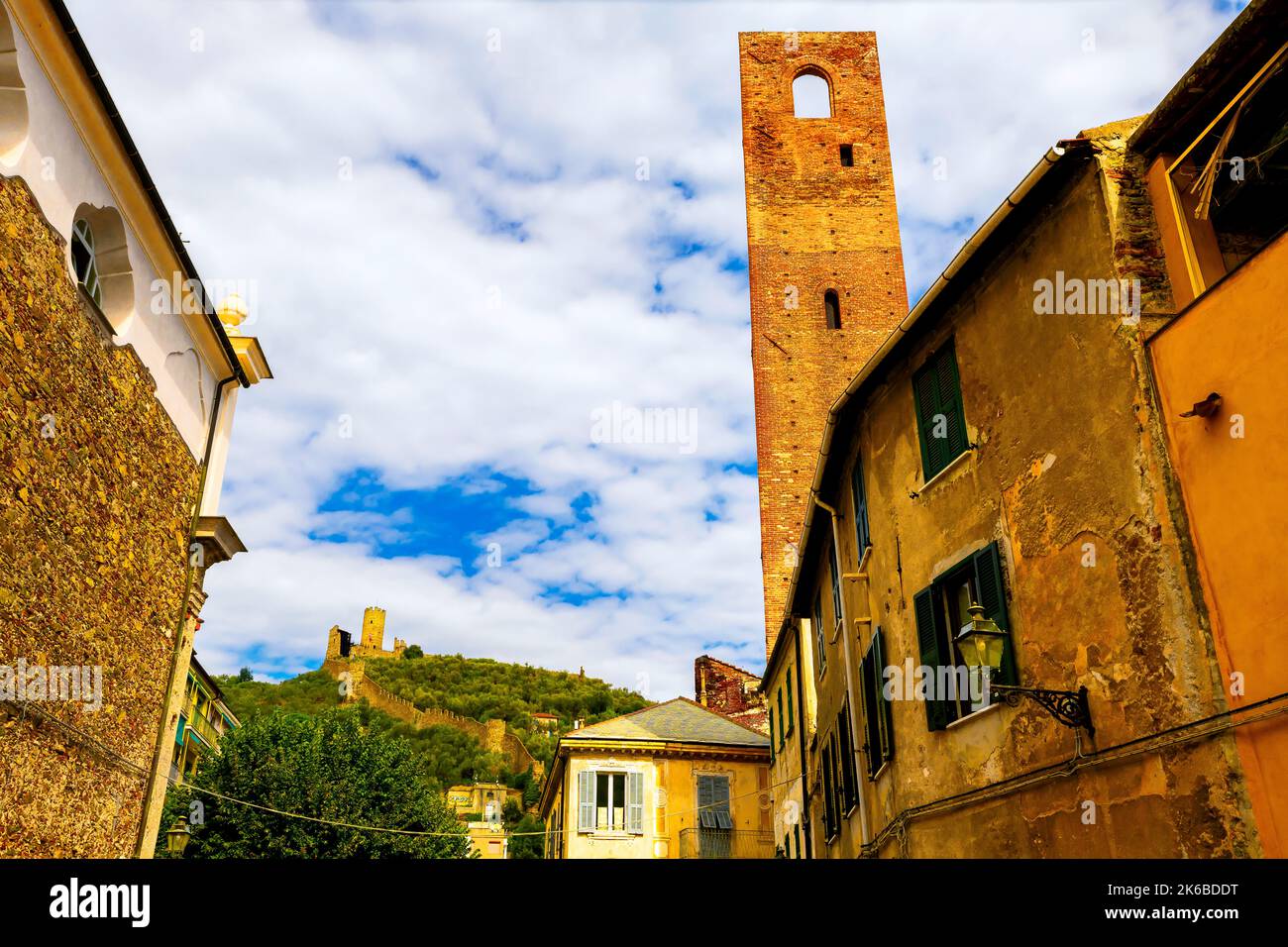 Una delle torri di Noli con il Castello di Noli sul Monte Ursino sorge in cima ad un colle. Il castello fu in grado di controllare sia il mare che il coa ligure Foto Stock