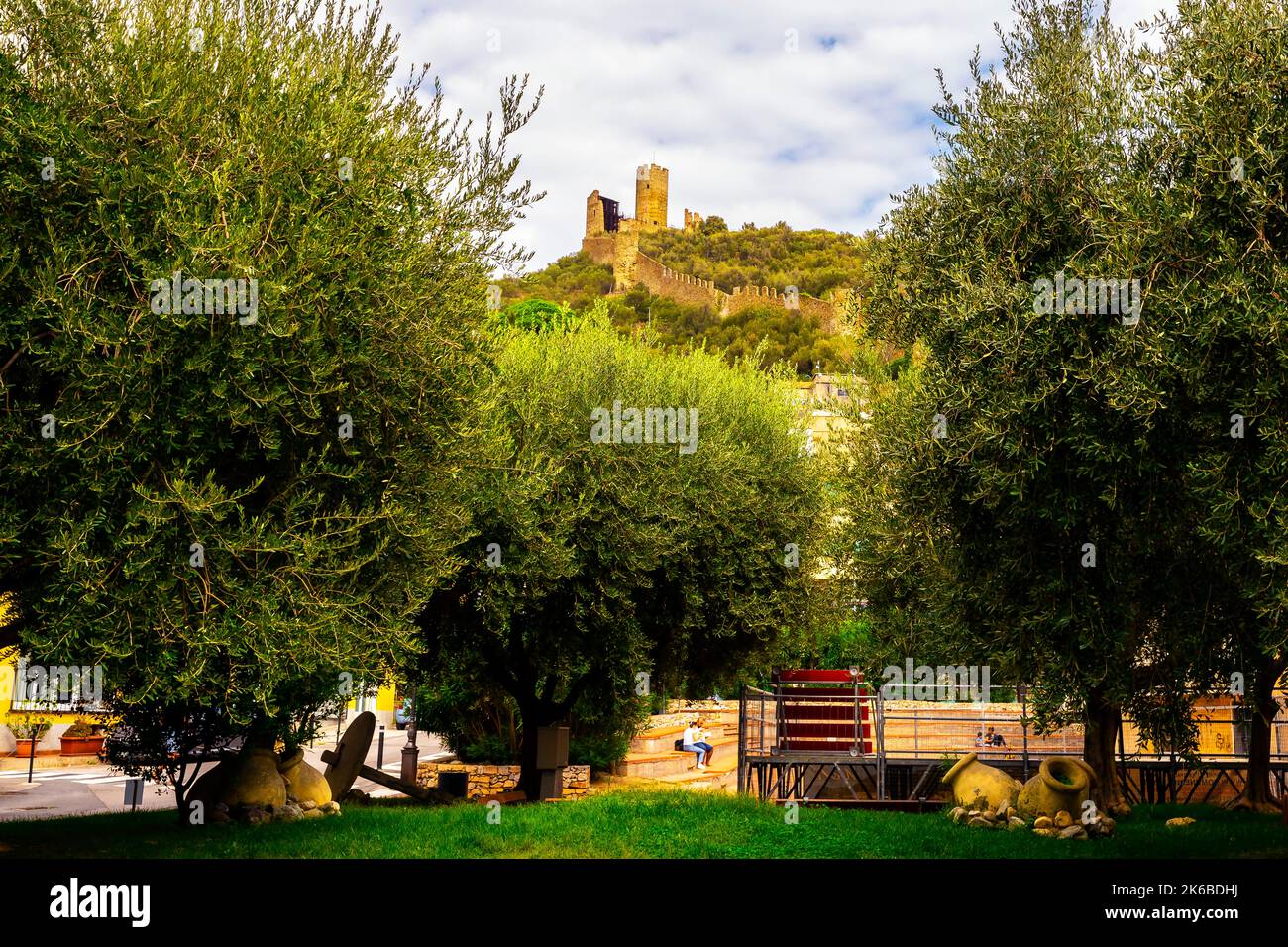 Il Castello del Monte Ursino di Noli sorge sulla sommità di una collina che domina Noli. Il castello era in grado di controllare sia il mare che la costa ligure. È così Foto Stock