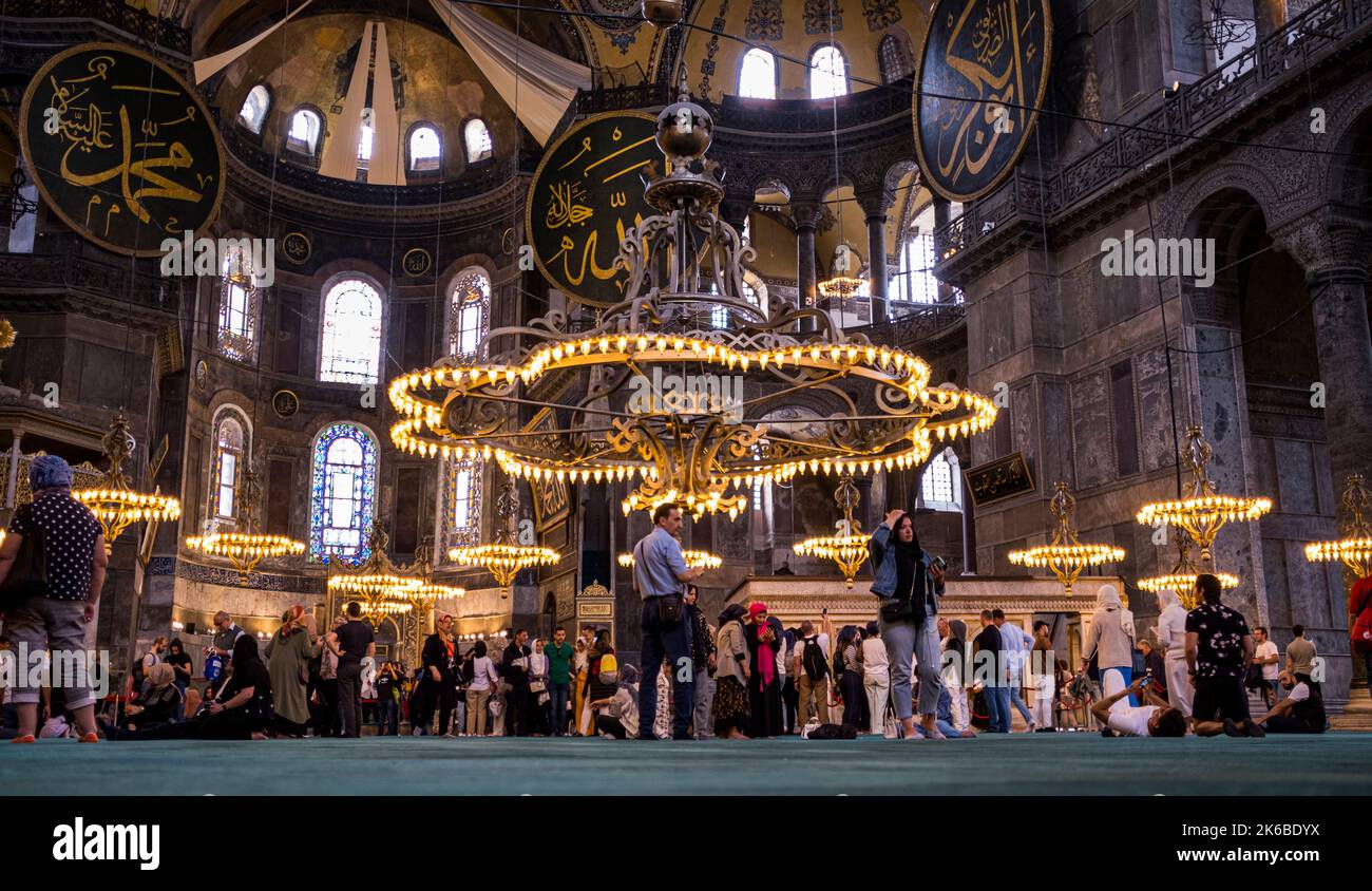 Istanbul, Turchia-27-09-2022: All'interno di Hagia Sophia. La moschea, che in passato era una chiesa, è una meta popolare tra pellegrini e turisti. Foto Stock