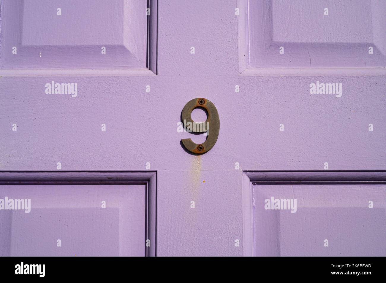 Porta lilla viola con numero 9 nove Foto Stock