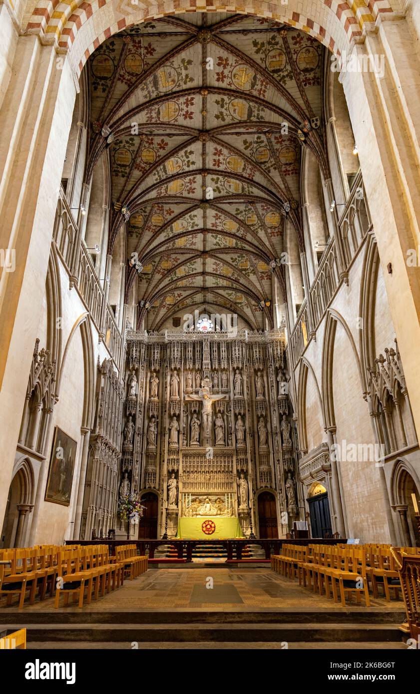 La navata della Cattedrale di St Albans con il suo schermo di altare medievale del 15th ° secolo, St.Albans, Hertfordshire, Inghilterra, Regno Unito. Foto Stock