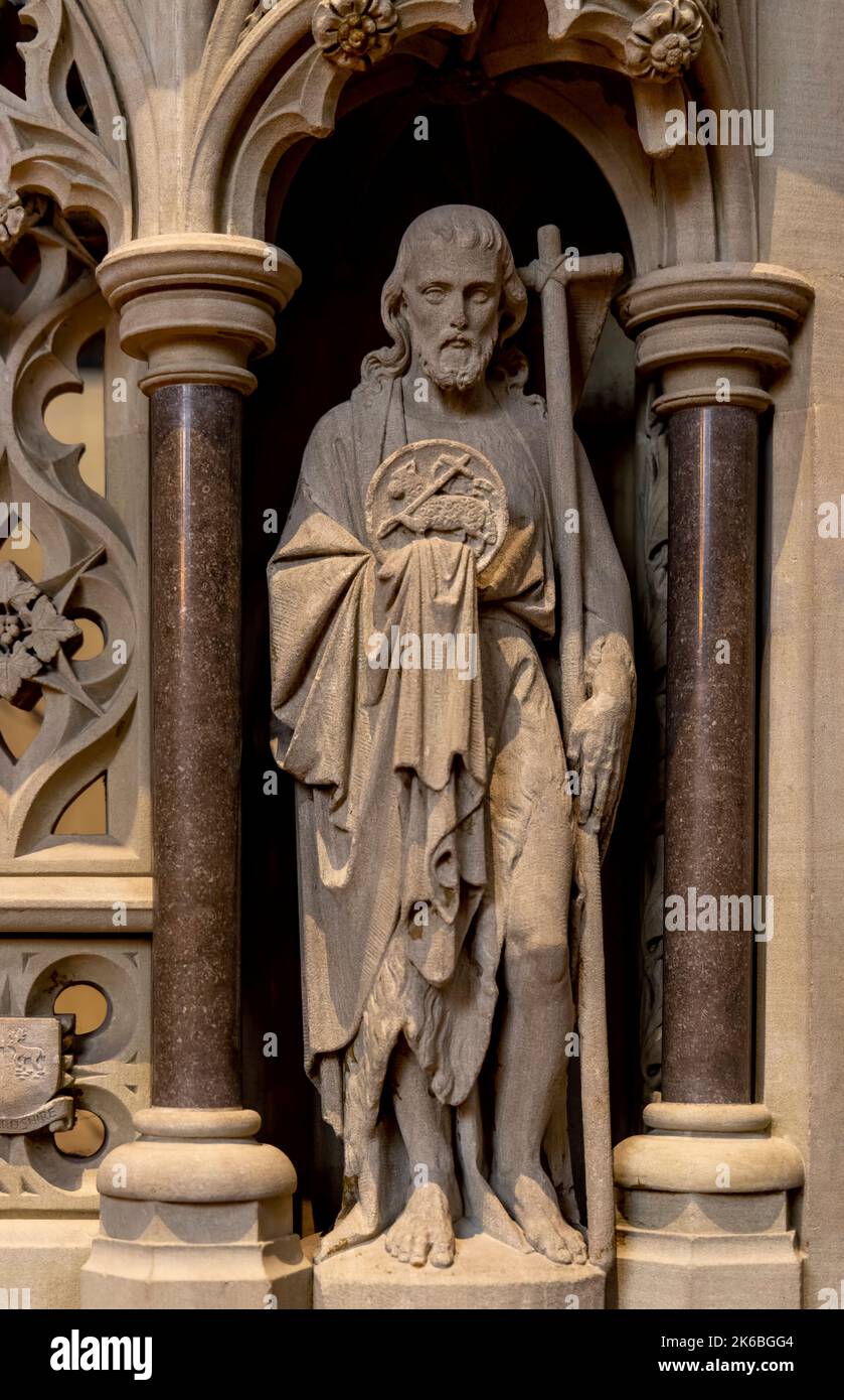 La buona scultura in pietra del pastore in una nicchia di marmo ornatemente decorata, Cattedrale di St Albans, St.Albans, Hertfordshire, Inghilterra, Regno Unito. Foto Stock