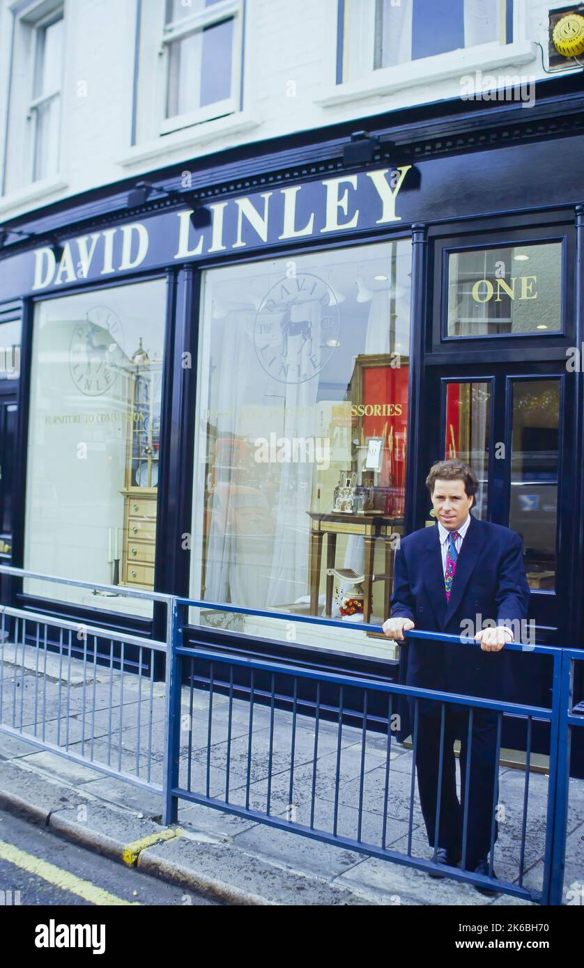 David Linley in piedi fuori dal suo showroom nella Kings Road Londra Foto Stock