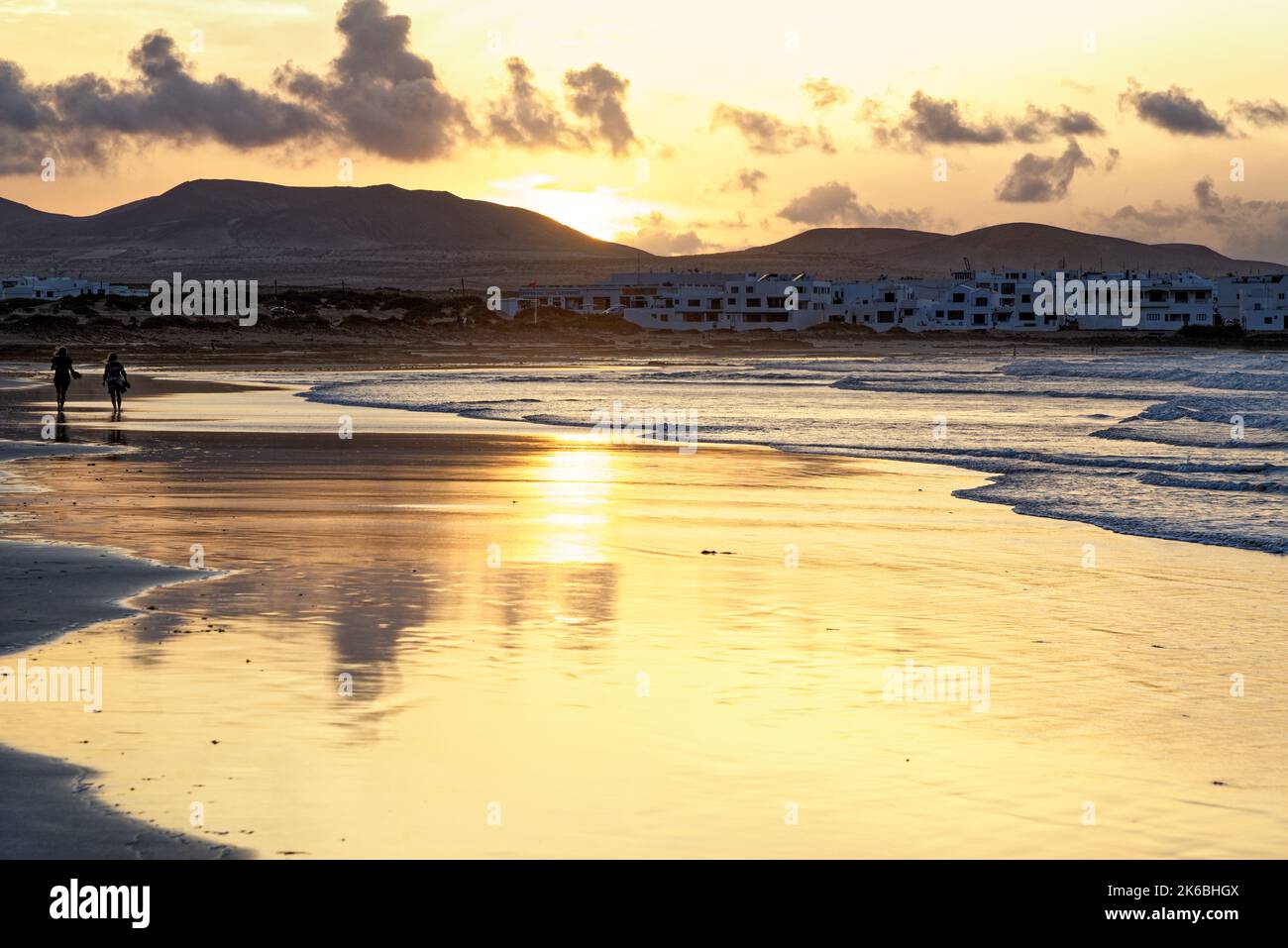 Passeggiata al tramonto sulla spiaggia di Famara, le montagne di Famara, la Caleta de Famara, l'isola di Lanzarote, le isole Canarie, Spagna, Europa - 9th settembre 2022 Foto Stock