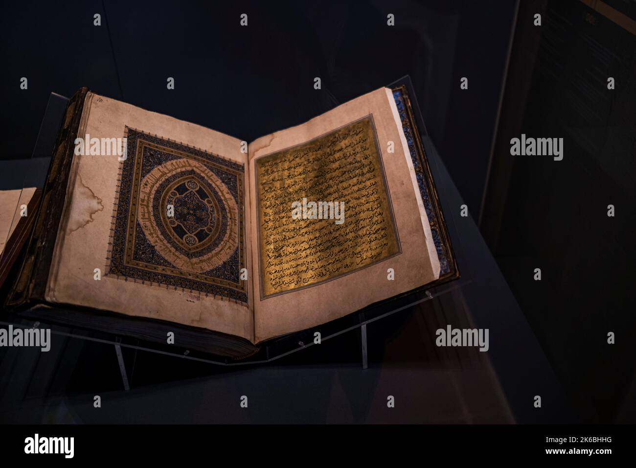 Istanbul, Turchia - 27-09-2022 : Vecchio libro scritto in arabo nel Museo delle civiltà islamiche turche Foto Stock