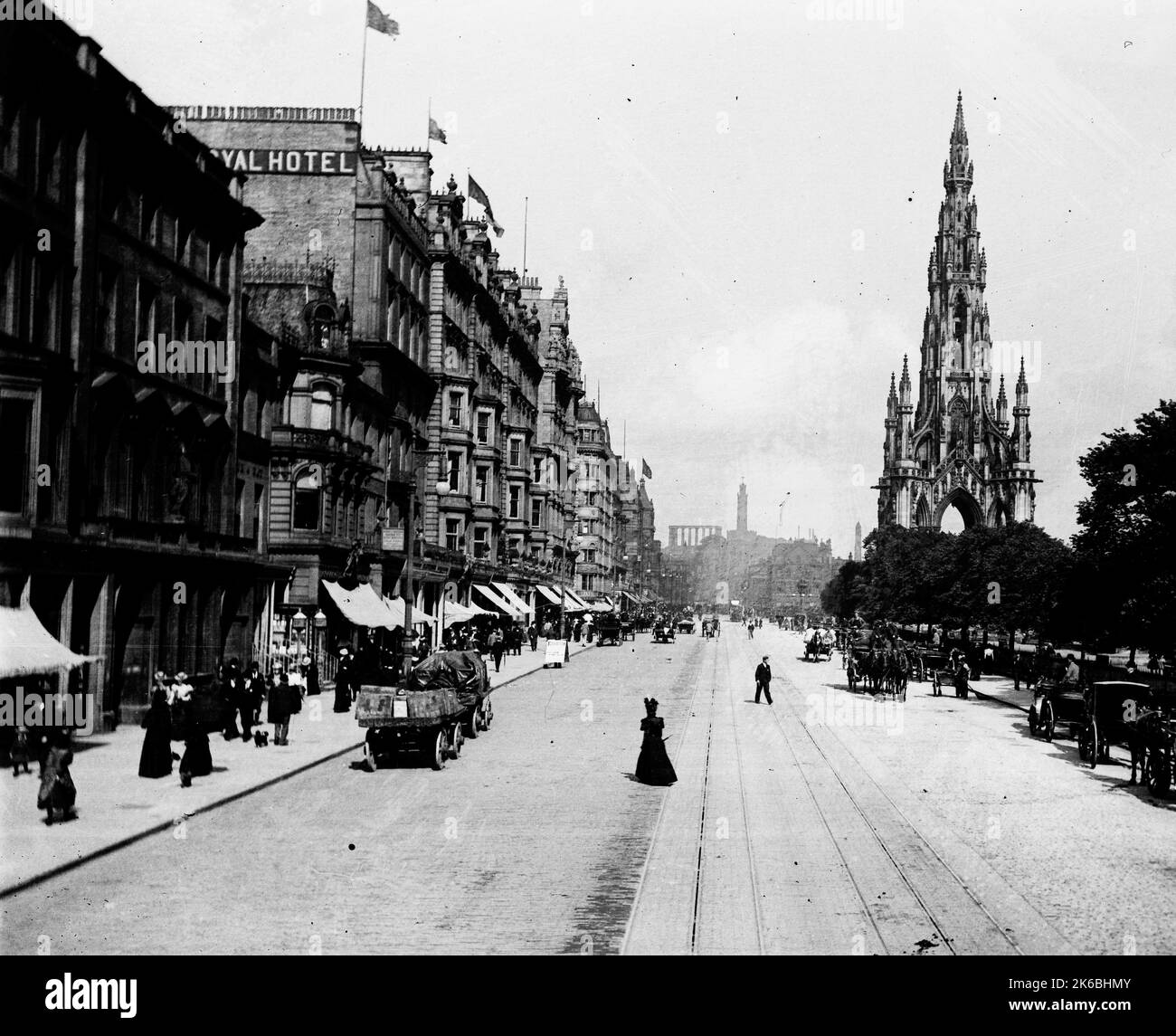 Fotografia vittoriana di Edinburgh Scott Monument Princes Street presa dal tram Foto Stock