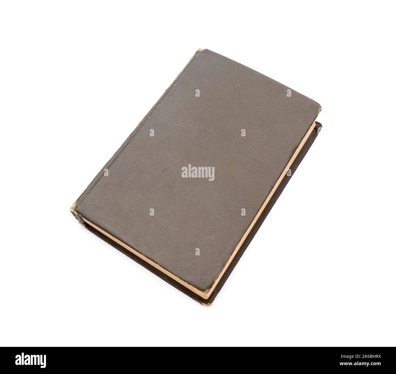Vecchio libro chiuso marrone con copertina rigida di cartone isolato su bianco Foto Stock