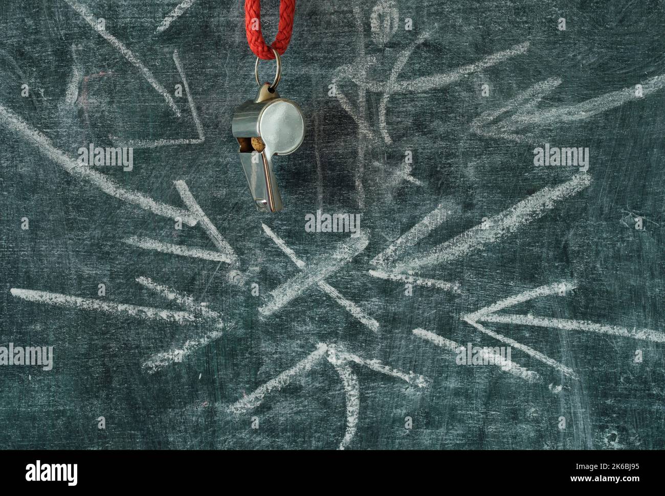 Fischietto di arbitro di calcio o allenatore e tattiche scrivere su blackboard.Grande evento di calcio quest'anno, il concetto di campionato di calcio Foto Stock
