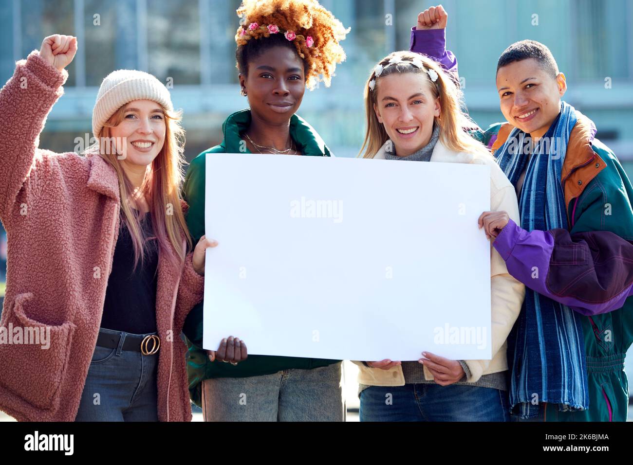 Ritratto delle manifestanti femminili che tiene il Placard vuoto sulla dimostrazione marzo Foto Stock