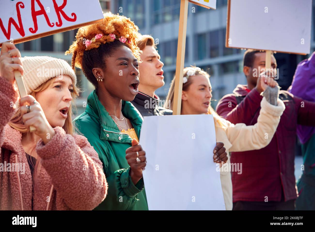 Gruppo di manifestanti con i Cartelloni sulla marcia della dimostrazione anti-guerra Foto Stock
