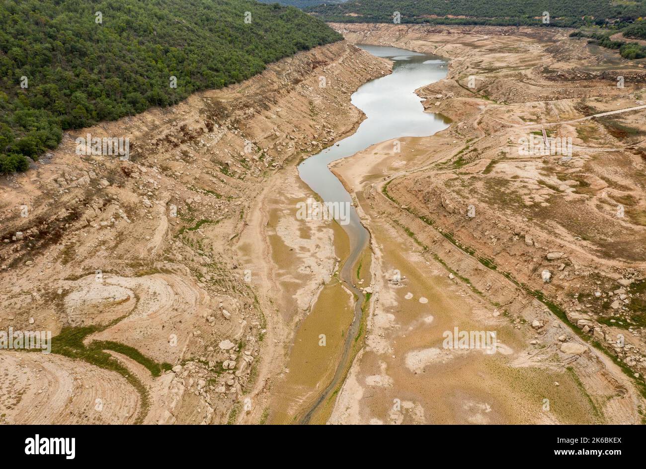 Veduta aerea del bacino di Rialb quasi asciutto durante la siccità del 2022 (la Noguera, Lleida, Catalogna, Spagna) ESP: Vista aérea del embalse de Rialb Foto Stock