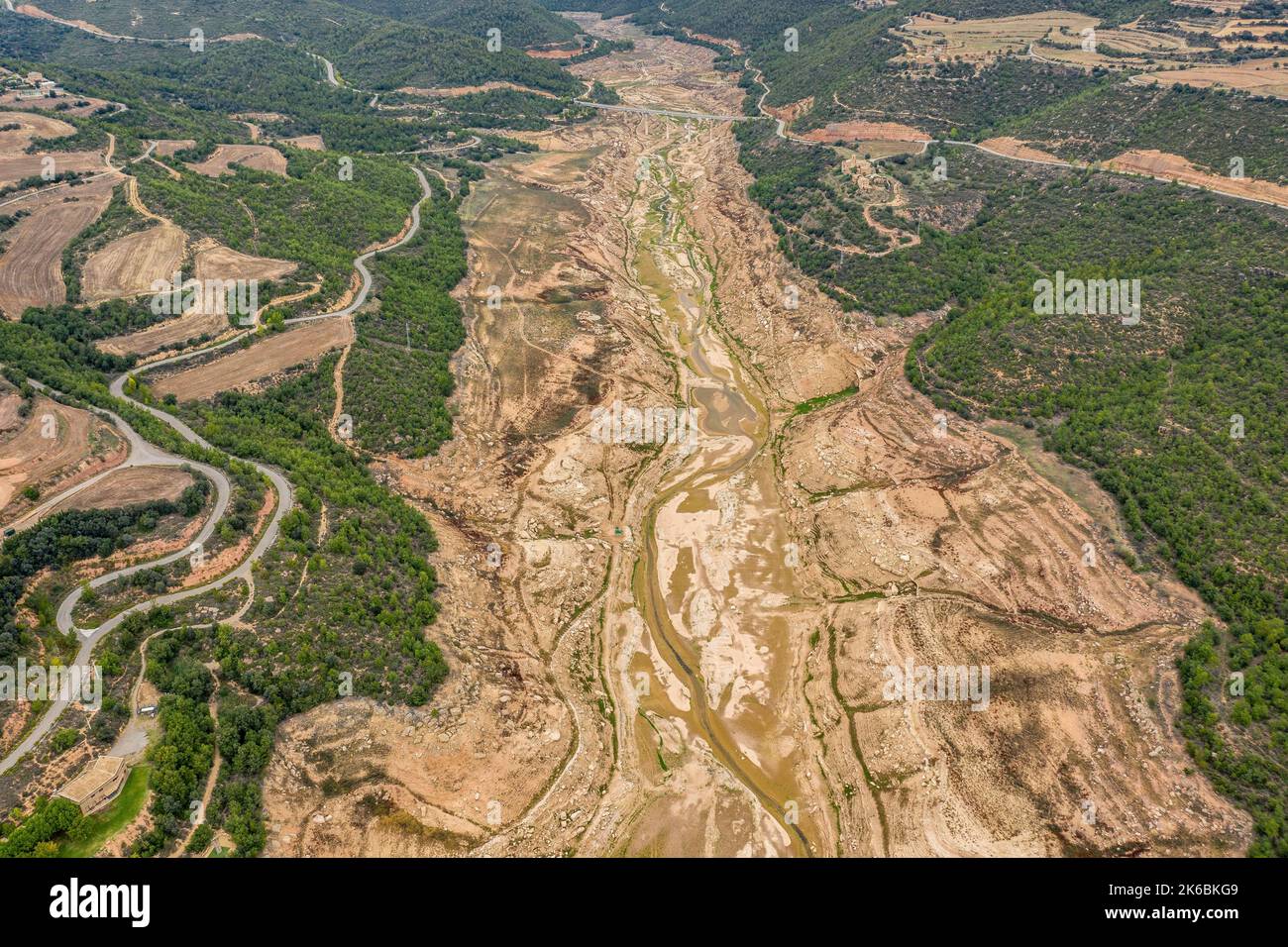 Veduta aerea del bacino di Rialb quasi asciutto durante la siccità del 2022 (la Noguera, Lleida, Catalogna, Spagna) ESP: Vista aérea del embalse de Rialb Foto Stock