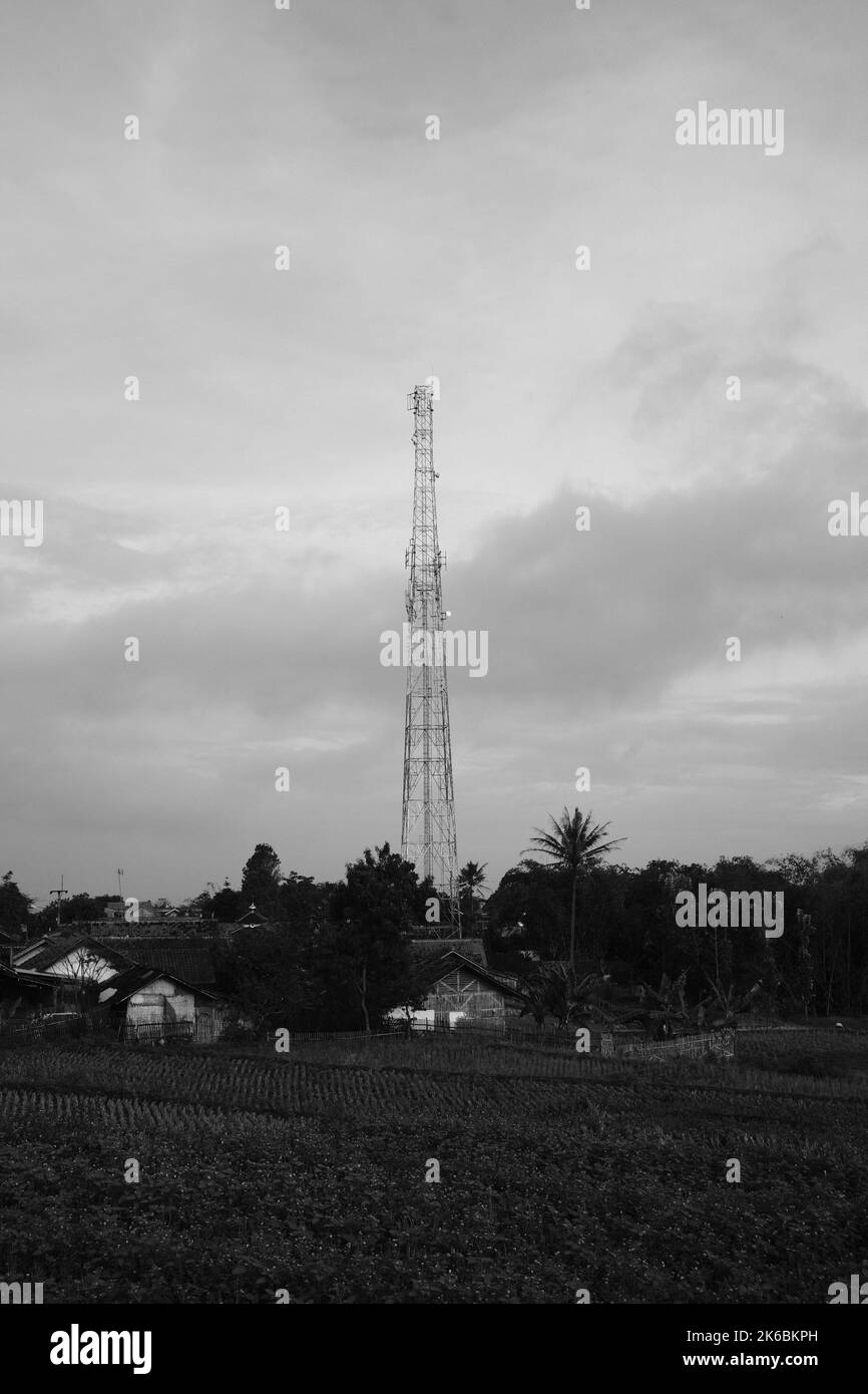 Foto monocromatica, vista della torre di segnalazione e della torre di distribuzione dell'elettricità, Cikancung - Indonesia Foto Stock