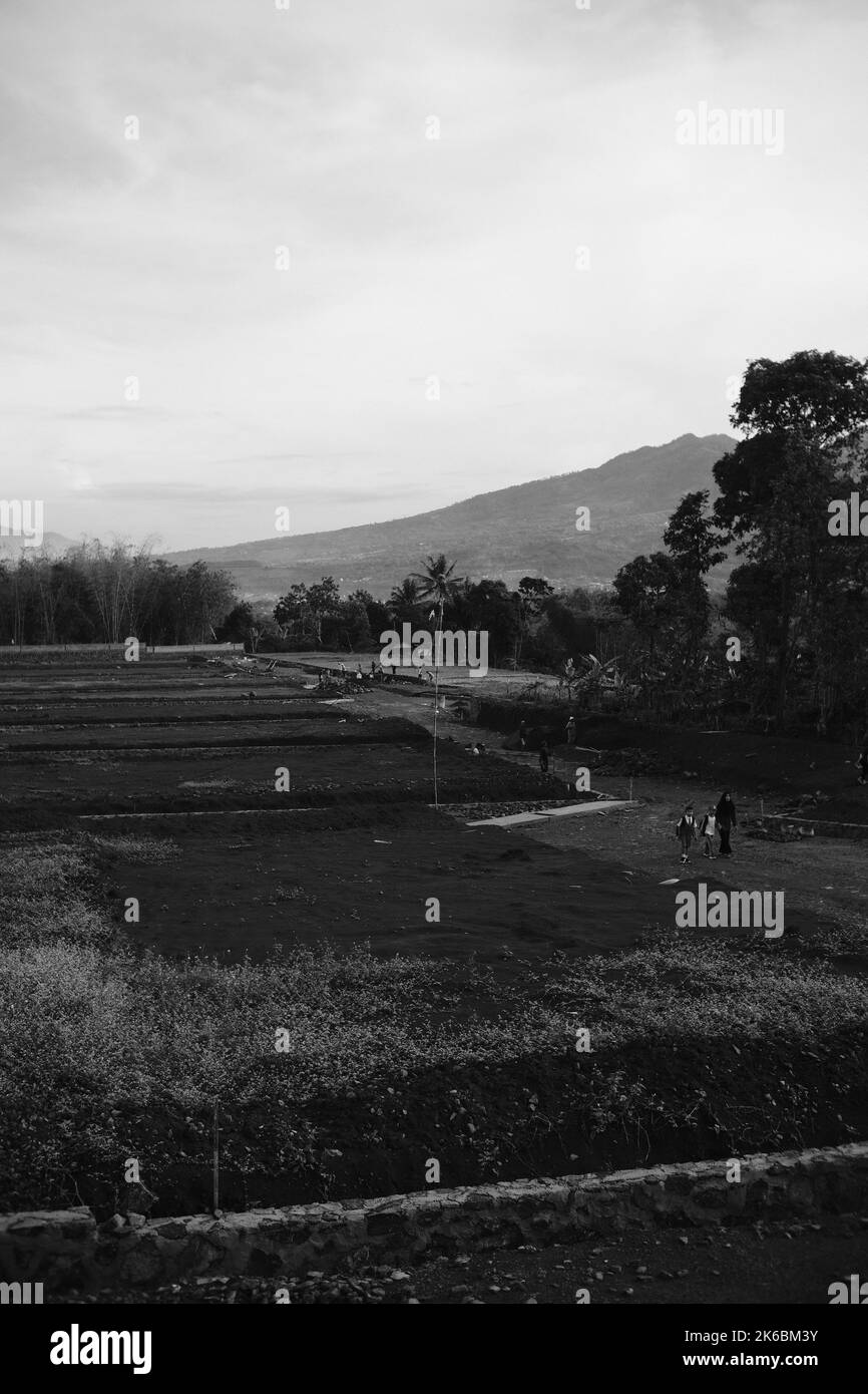 Foto monocromatica, grande campo in costruzione, Cikancung - Indonesia Foto Stock