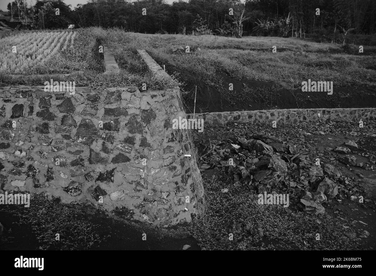 Foto monocromatica, grande campo in costruzione, Cikancung - Indonesia Foto Stock