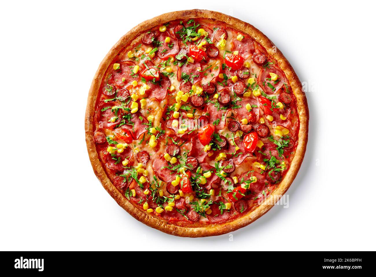 Pizza con mozzarella, salame, salsicce da caccia, mais, pomodori e verdi isolati su bianco Foto Stock