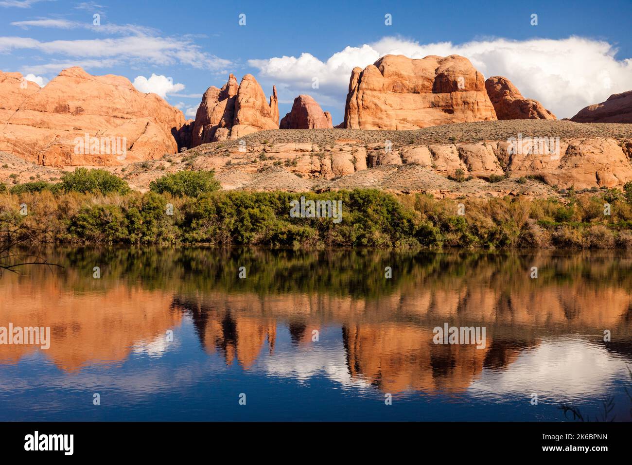 Le formazioni rocciose di arenaria Navajo si riflettono nel fiume Colorado vicino a Moab, Utah. Foto Stock