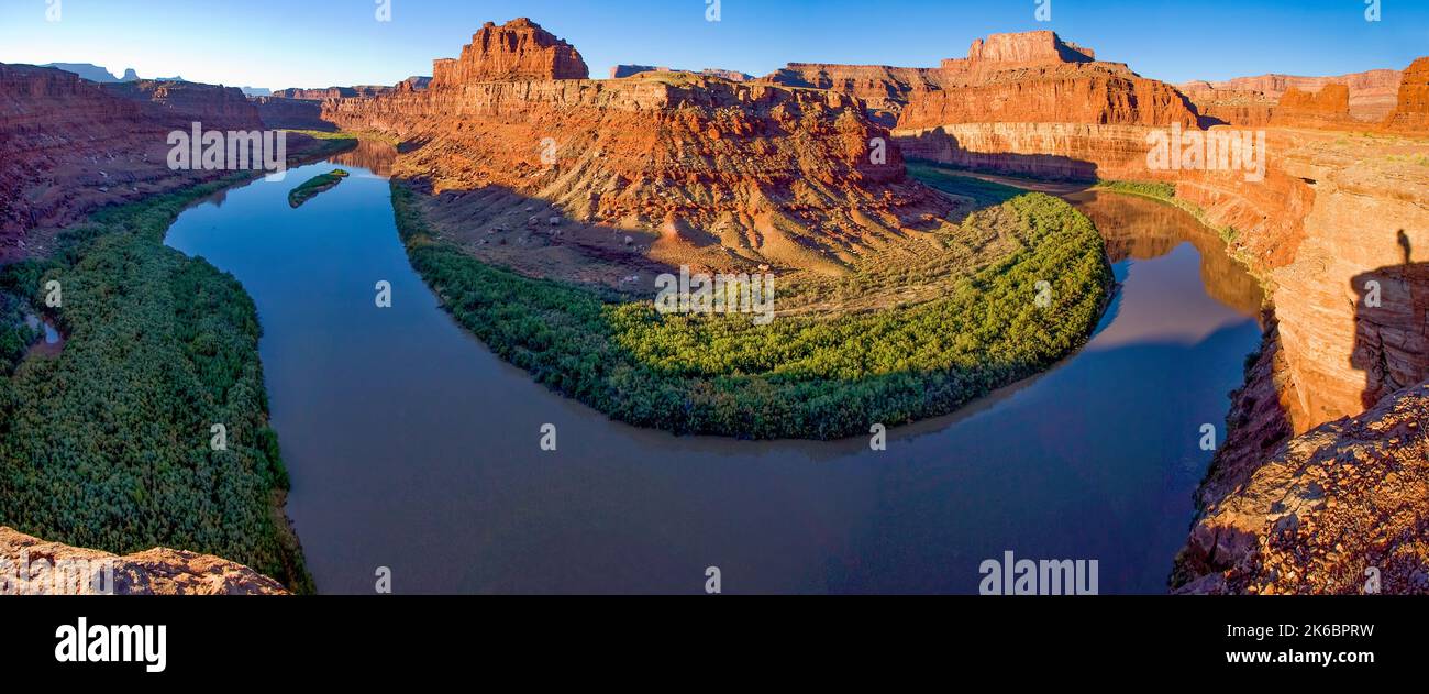 Ombra di un fotografo sulla vista del collo dell'oca del fiume Colorado nel Meander Canyon all'alba vicino a Moab, Utah. Bears Ears National Mo Foto Stock