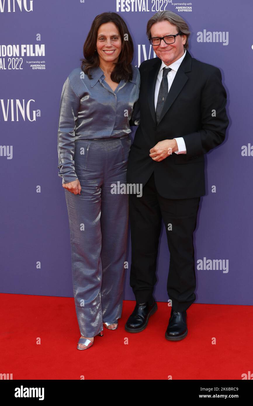 Elizabeth Karlsen e Stephen Woolley partecipano alla prima 'Living' al BFI London Film Festival 66th Foto Stock