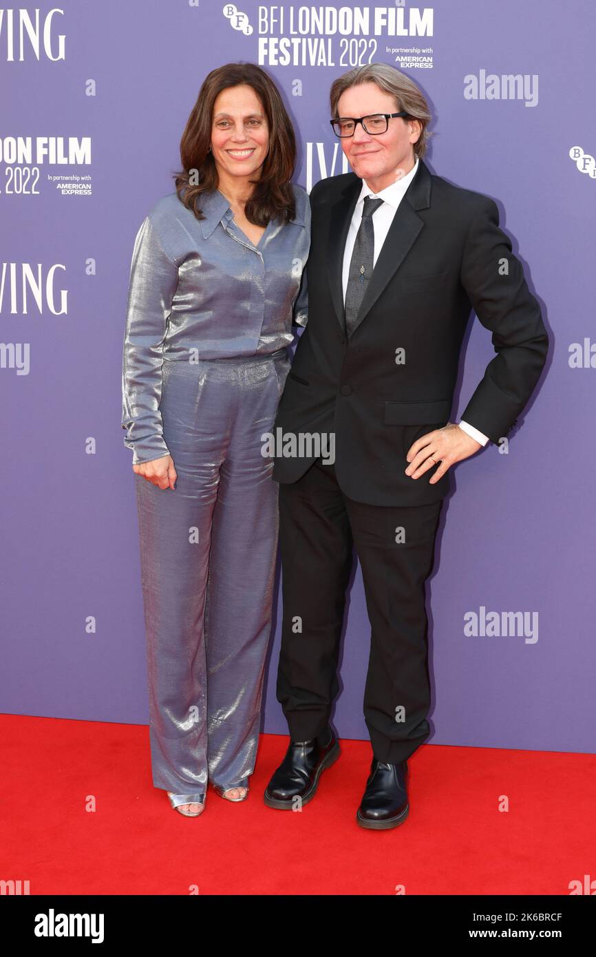 Elizabeth Karlsen e Stephen Woolley partecipano alla prima 'Living' al BFI London Film Festival 66th Foto Stock