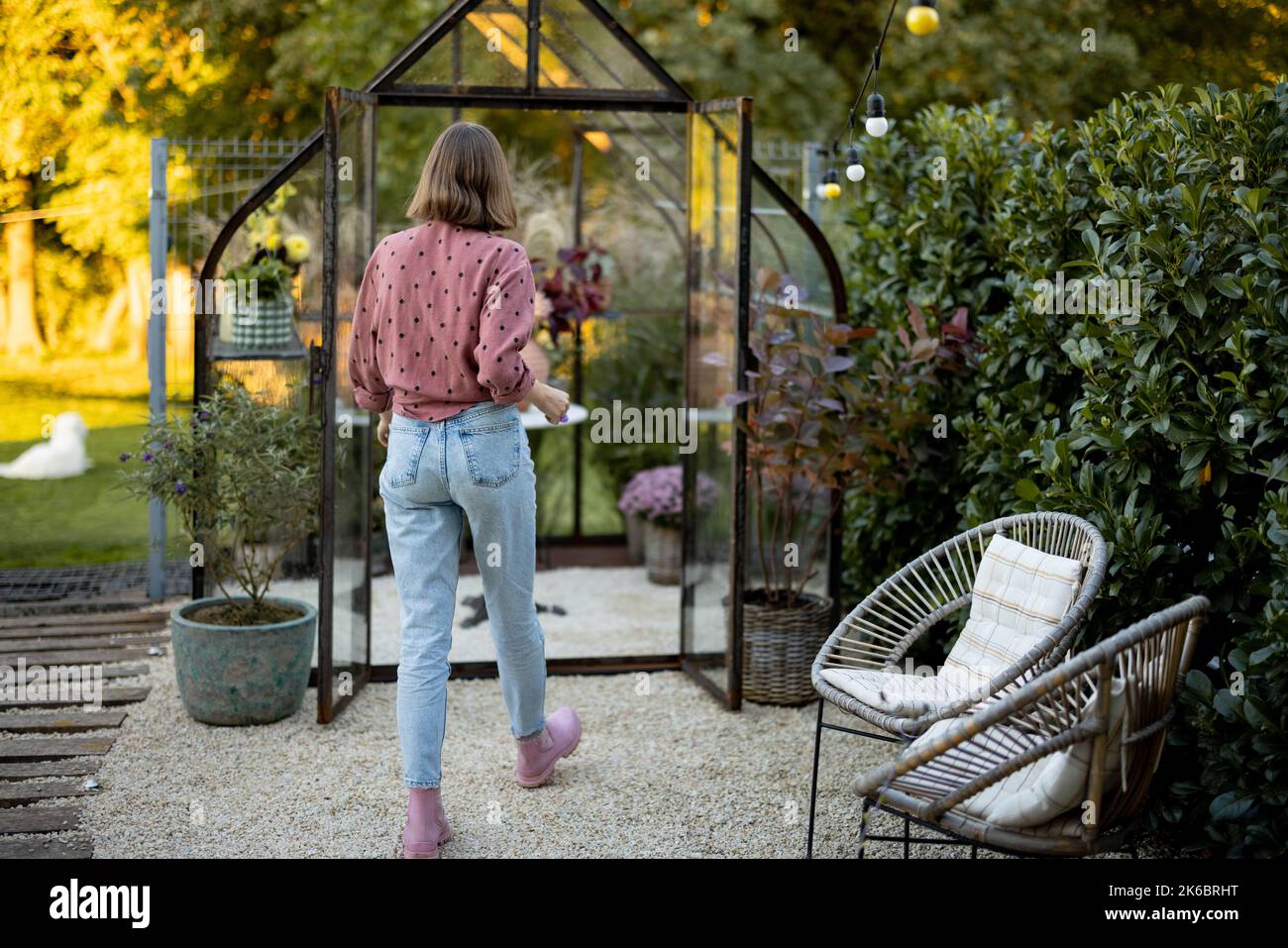 Donna in bel giardino sul retro Foto Stock