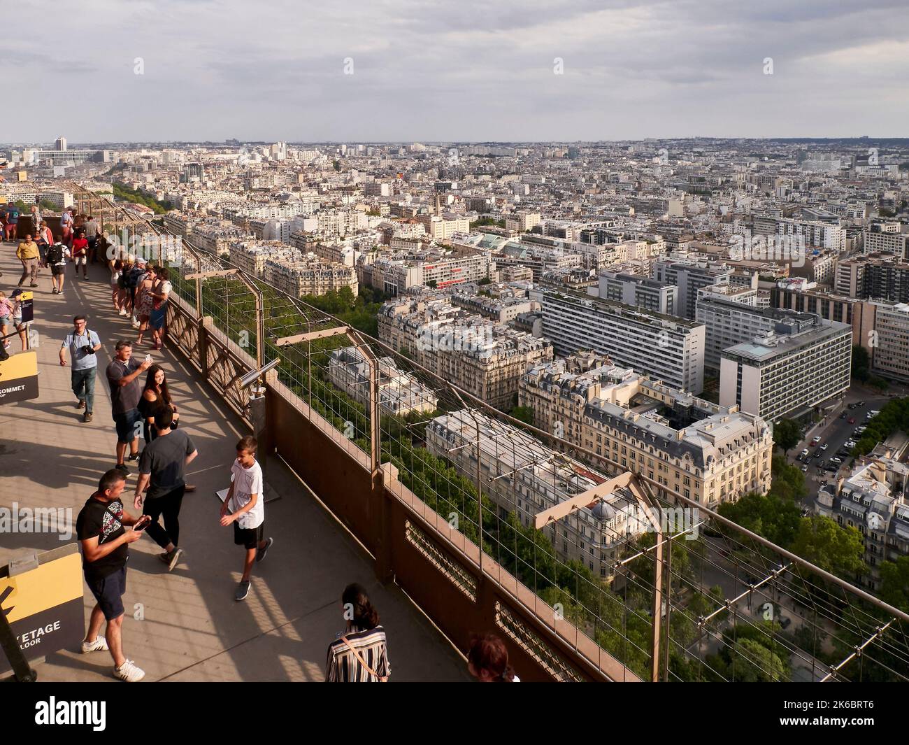 Parigi (Francia): Vista panoramica della città dalla Torre Eiffel. Panoramica degli edifici del Distretto di Grenelle, nel 15th ° arrondissement (d Foto Stock