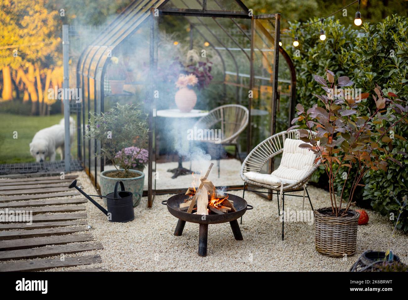 Bellissimo giardino con camino e serra Foto Stock