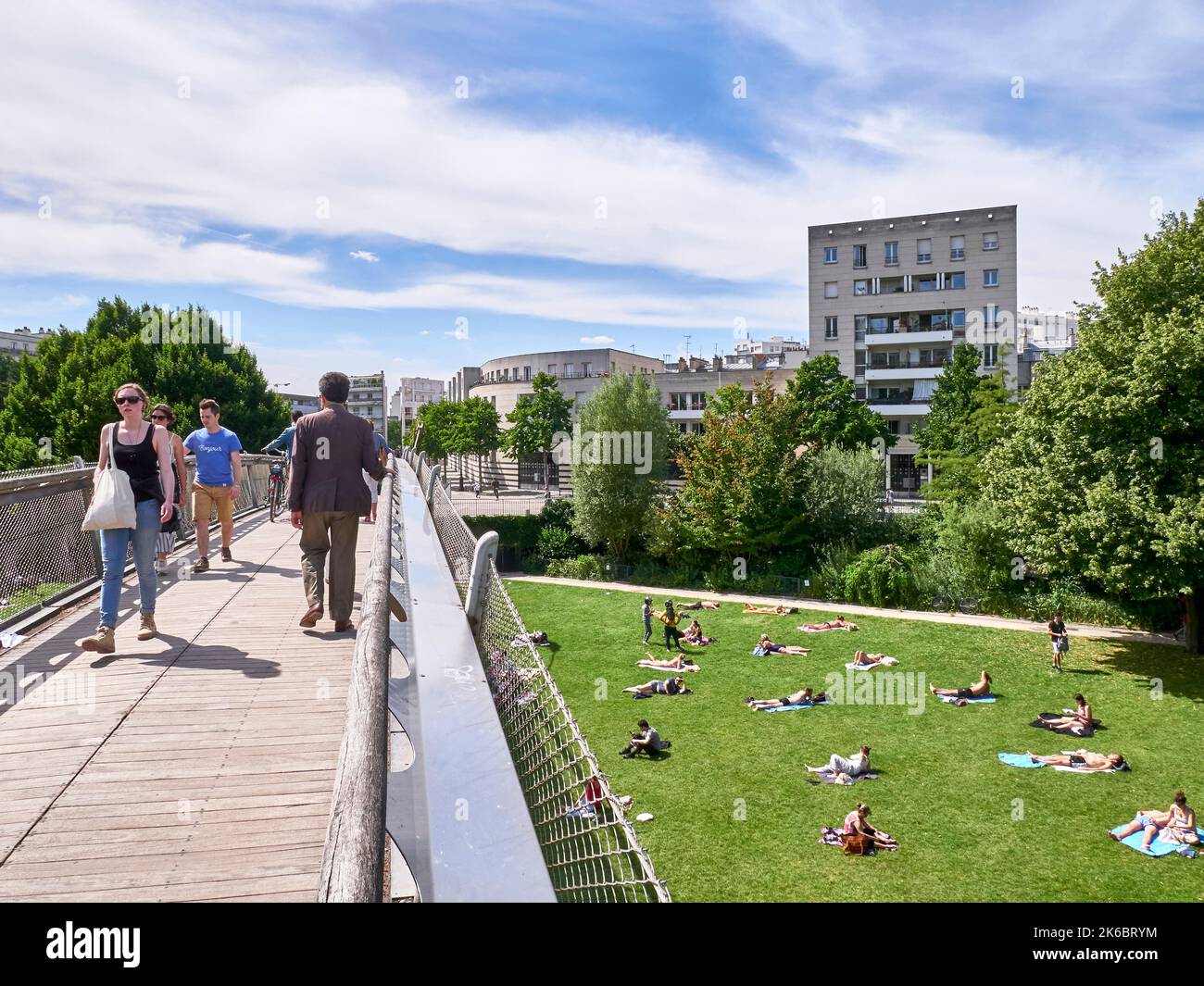 Cintura verde, zona pedonale nel 12th ° arrondissement di Parigi (quartiere), con il Parco Reuilly Paul Pernin. Camminatori sulla passerella e persone sdraiate Foto Stock