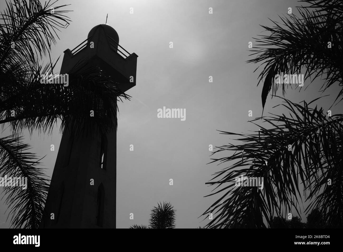 Foto monocromatica, silhouette di un minareto moschea Foto Stock