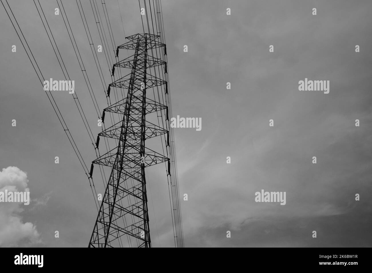 Foto monocromatica, vista della torre di segnalazione e della torre di distribuzione dell'elettricità, Cikancung - Indonesia Foto Stock