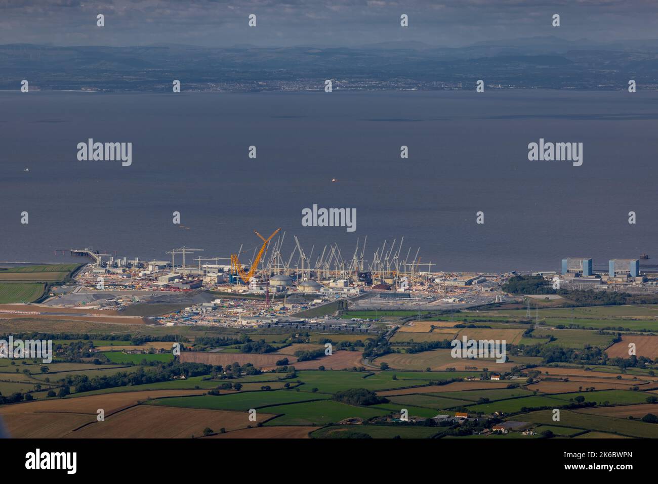 Vista aerea del cantiere della centrale nucleare di Hinkley Point, situata sulla riva meridionale del canale di Bristol, a 6 miglia a nord ovest Foto Stock