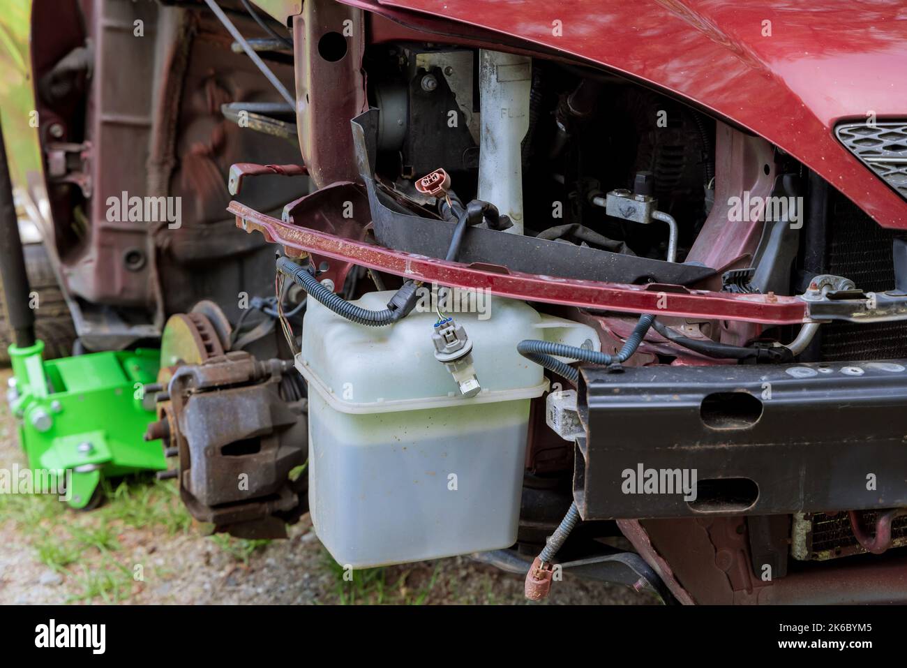 Sostituzione del parafango anteriore lato passeggero a causa di danni alla carrozzeria durante un incidente Foto Stock