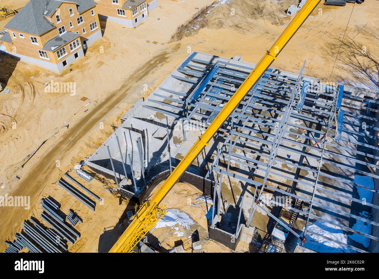 Costruzione di edifici con struttura a telaio in metallo d'acciaio travi in metallo come struttura principale Foto Stock