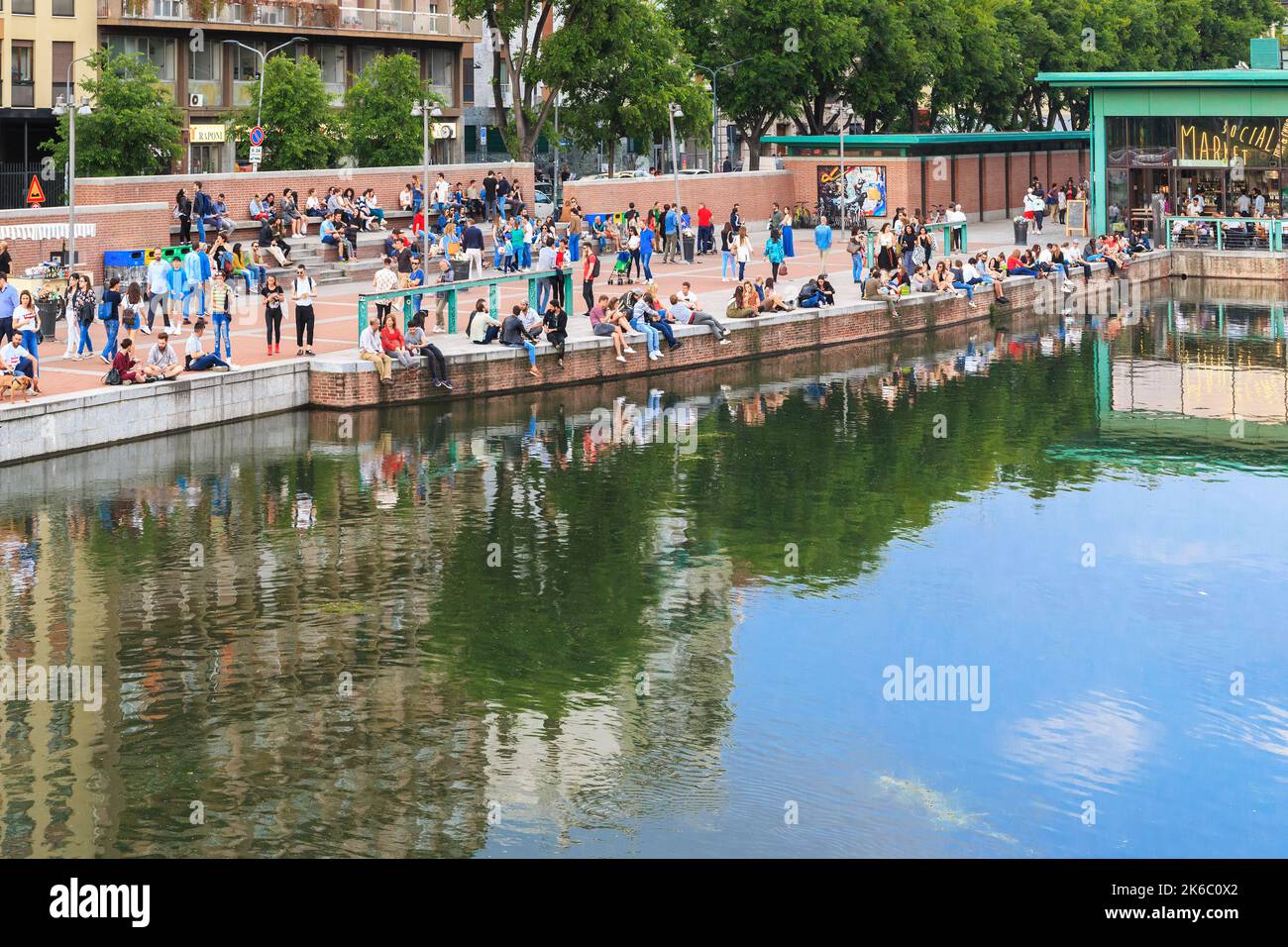 MILANO, ITALIA - 12 MAGGIO 2018: Questo è l'argine dell'antico porto del quartiere Navigli, il quartiere più romantico e vivace della città Foto Stock