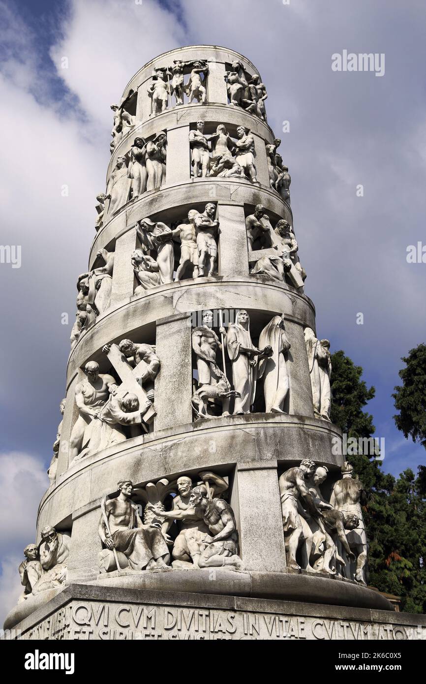 MILANO, ITALIA - 17 MAGGIO 2018: Questa è una delle inconsuete cripte del Cimitero Monumentale, considerato una delle più ricche lapidi e monumenti Foto Stock