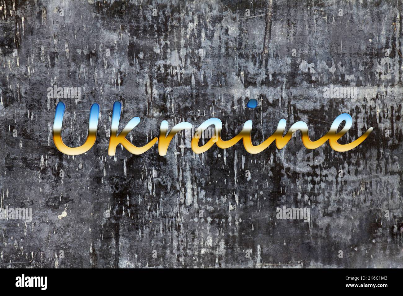 Iscrizione «Ucraina». Testo in stile ucraino, è sdraiato su una superficie grigia astratta o sfondo. Lettere patriottiche nei colori della bandiera Ucraina Foto Stock