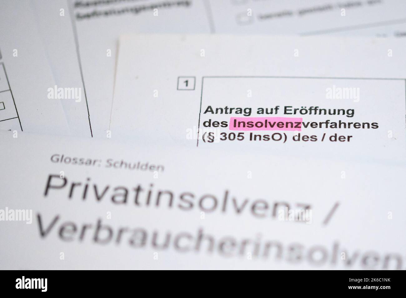 PRODUZIONE - 26 settembre 2022, Amburgo: Una domanda di apertura di una procedura d'insolvenza e un testo informativo sull'insolvenza privata / insolvenza dei consumatori si trovano su un tavolo. Foto: Jonas Walzberg/dpa Foto Stock