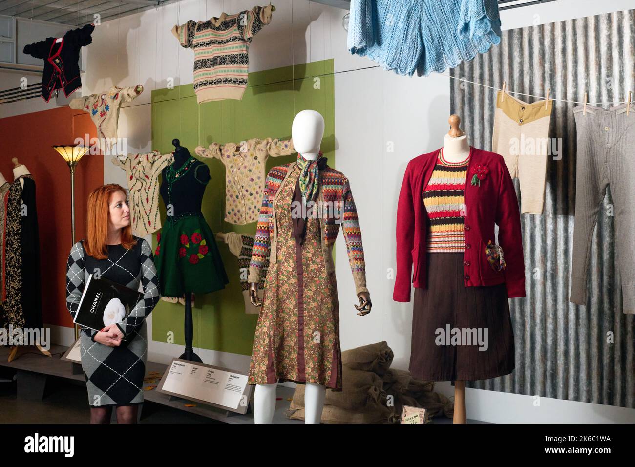 Edimburgo Scozia, Regno Unito 13 ottobre 2022. Knitwear Chanel to Westwood mostra al Dovecot Studio classifica 100 anni di moda e comprende maglieria di Coco Chanel e Vivienne Westwood, una sezione dedicata alla tradizionale Fair Isle, e pezzi contemporanei. (15 ottobre. Fino al 11 marzo) accredito sst/alamy live news Foto Stock