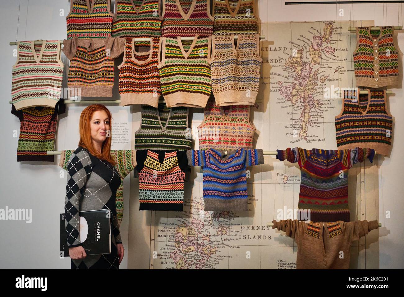 Edimburgo Scozia, Regno Unito 13 ottobre 2022. Knitwear Chanel to Westwood mostra al Dovecot Studio classifica 100 anni di moda e comprende maglieria di Coco Chanel e Vivienne Westwood, una sezione dedicata alla tradizionale Fair Isle, e pezzi contemporanei. (15 ottobre. Fino al 11 marzo) accredito sst/alamy live news Foto Stock