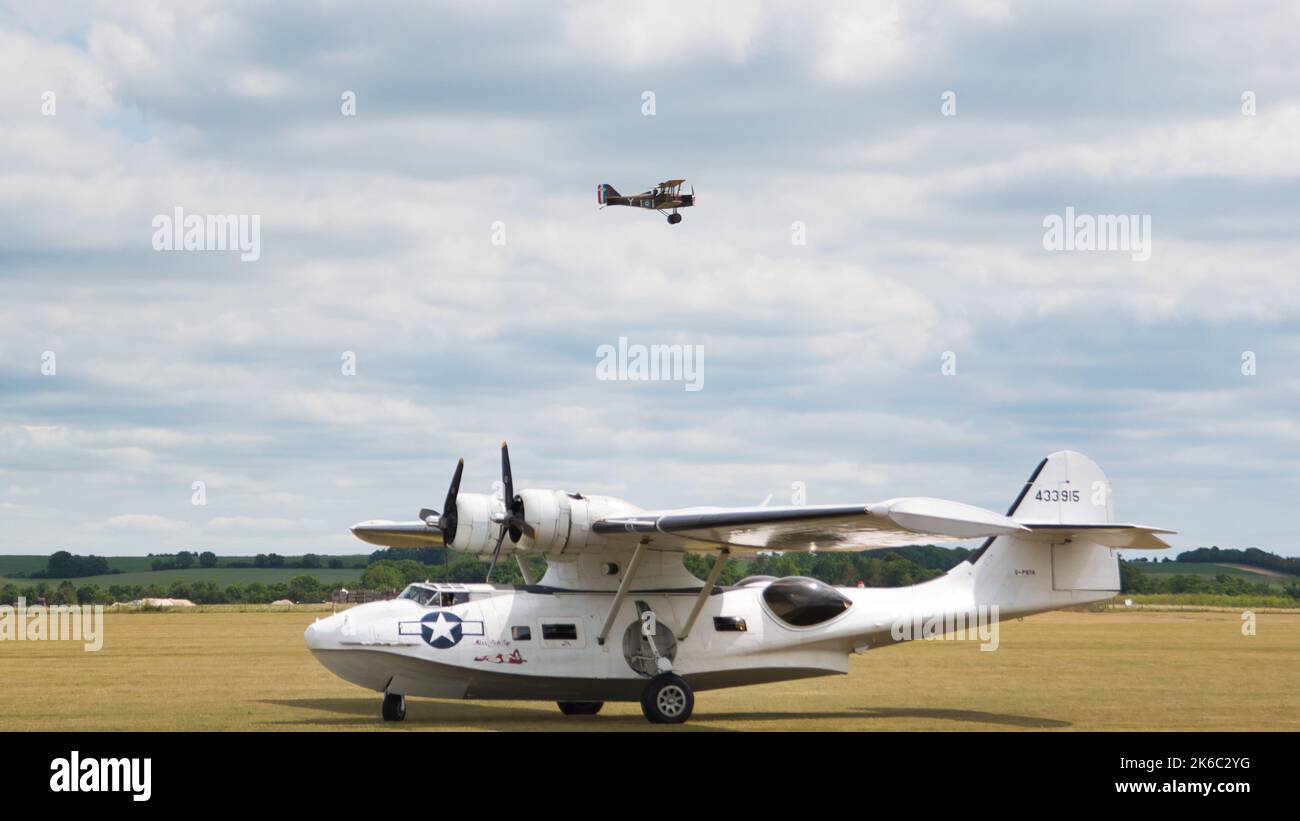 Il biplano WW1 che sorvola l'aereo della barca PBY Catalina Foto Stock