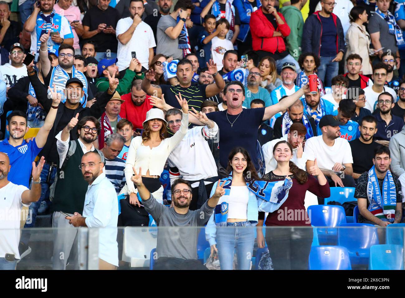 NAPELS, ITALIA - 12 OTTOBRE: Napoli tifosi prima della partita durante la partita di Gruppo A - UEFA Champions League tra Napoli e Ajax allo Stadio Diego Armando Maradona il 12 ottobre 2022 a Napels (Foto di ben Gal/Orange Pictures) Foto Stock