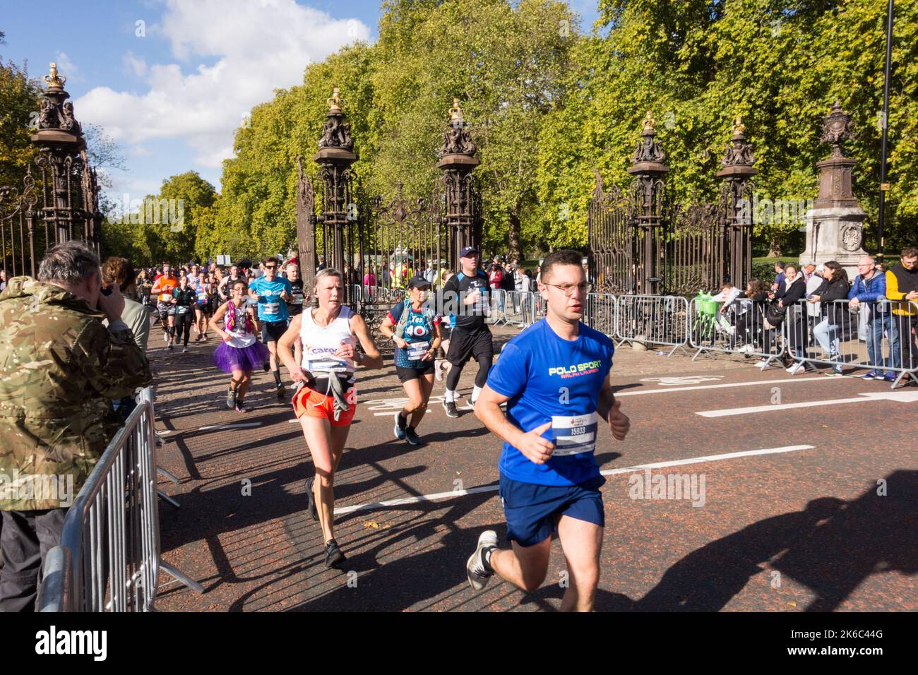 Corridori che partecipano alla Royal Parks Half Marathon, South Carriage Drive, Hyde Park, Londra, Inghilterra, REGNO UNITO Foto Stock