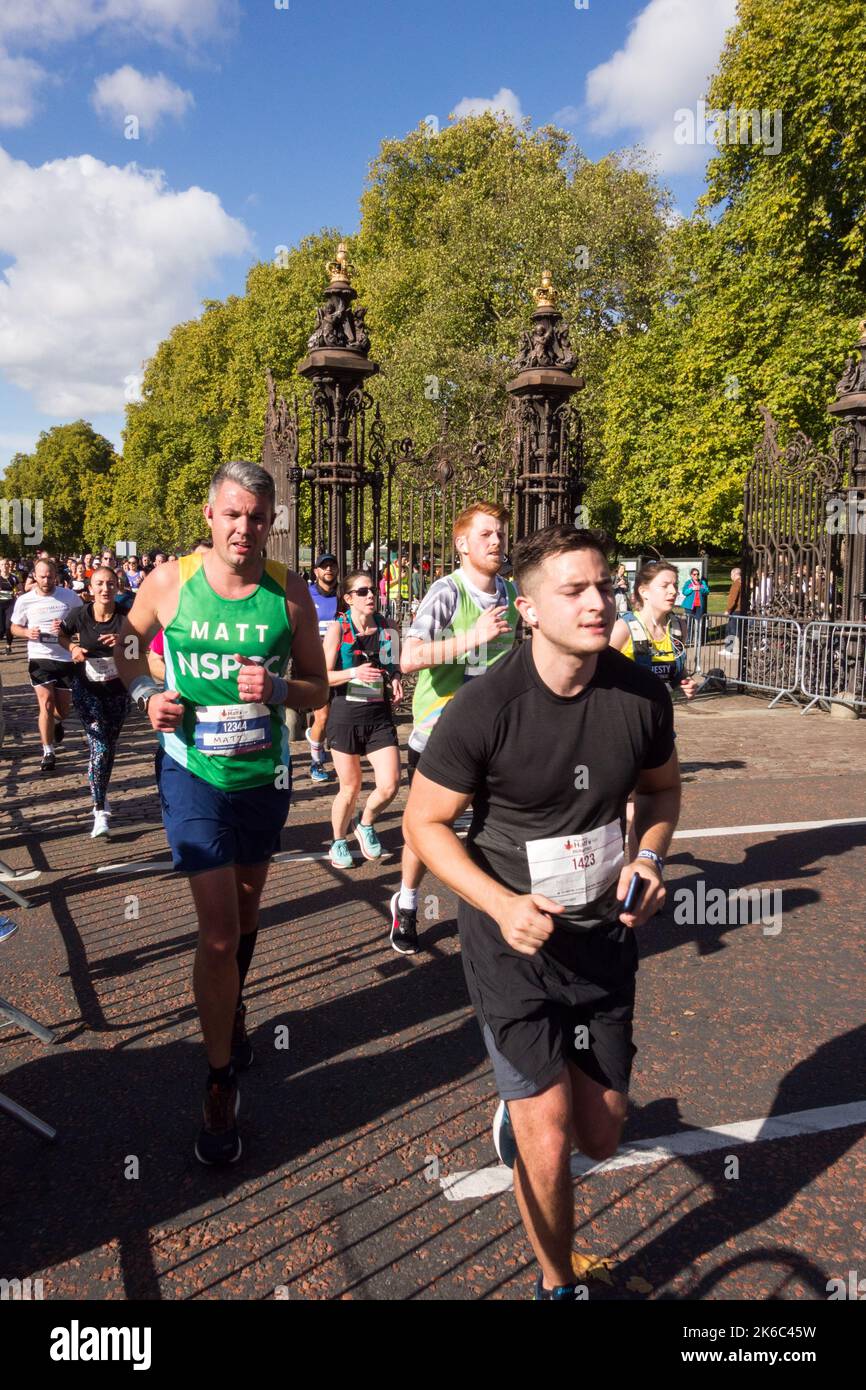 Corridori che partecipano alla Royal Parks Half Marathon, South Carriage Drive, Hyde Park, Londra, Inghilterra, REGNO UNITO Foto Stock