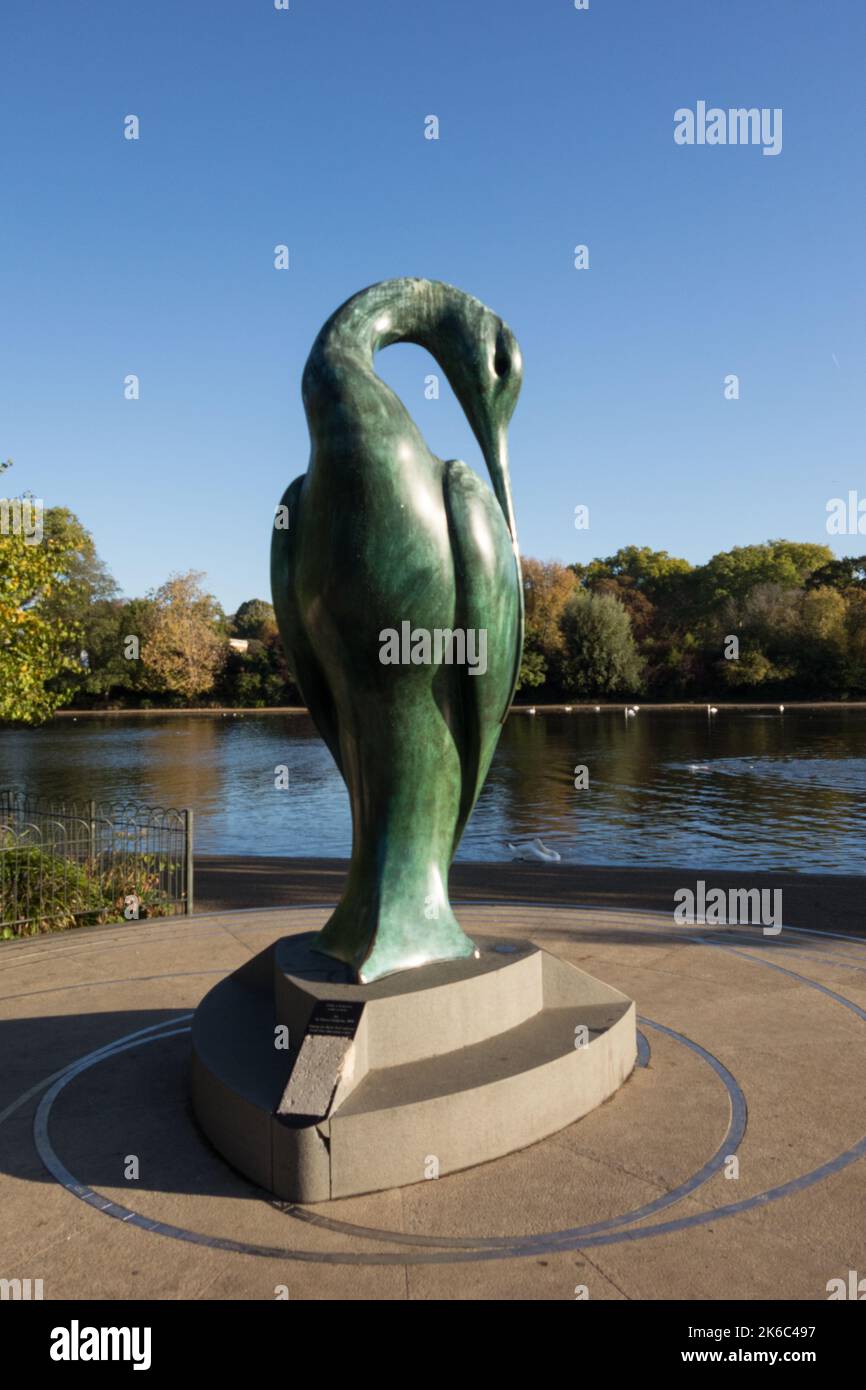 Serenity - una suggestiva scultura in bronzo di Simon Gudgeon accanto alla serpentina a Hyde Park, Londra, Inghilterra, Regno Unito Foto Stock